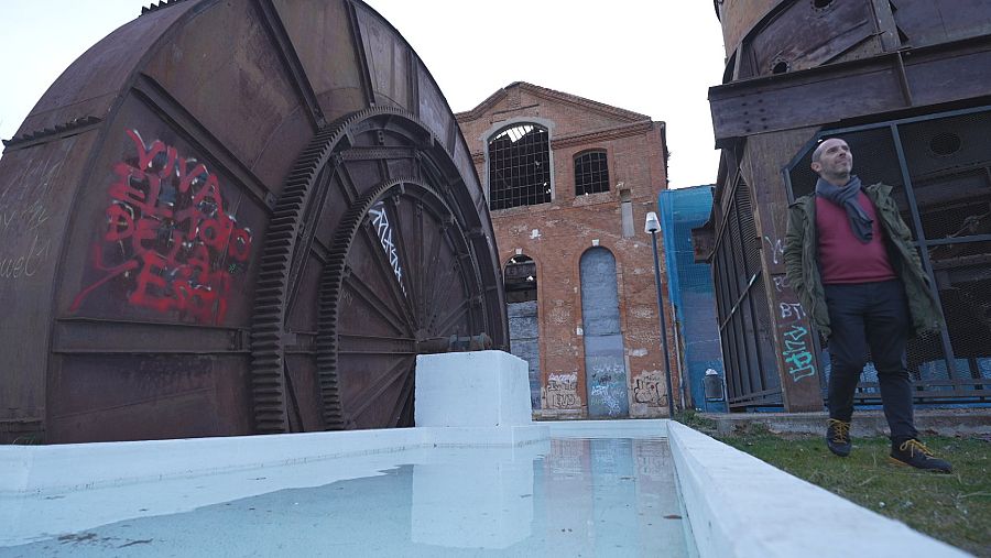 Javier pasea junto a un viejo molino.