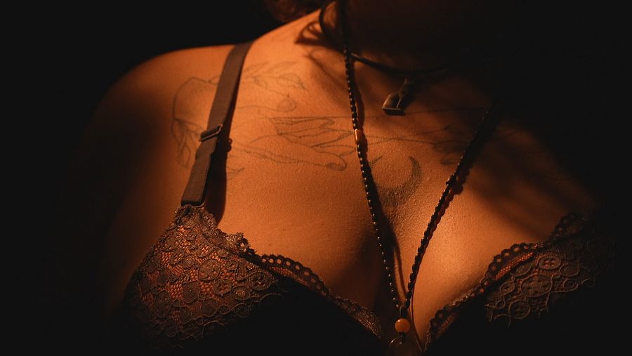 Tatuajes en el pecho de una víctima de una secta con fines sexuales.