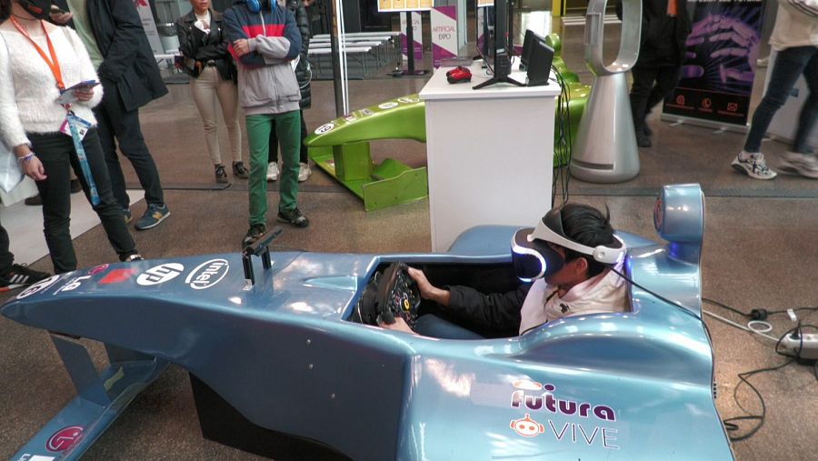 Un joven, dentro de un simulador de un coche de carreras.