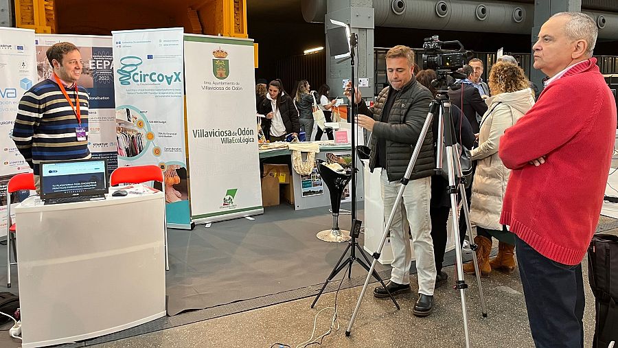 El equipo de Emprende grabando en la FEED 2022 celebrada en La Nave de Madrid.