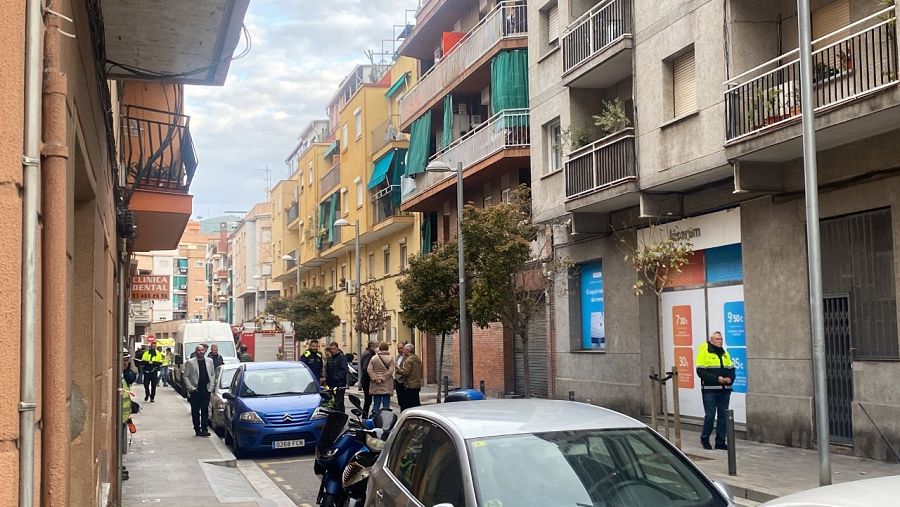 El carrer tallat al trànsit a Santa Coloma de Gramenet on s'ha produït l'incendi
