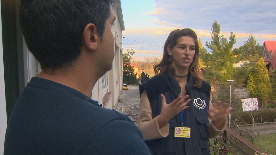 Una voluntaria conversa con el reportero de Comando Actualidad