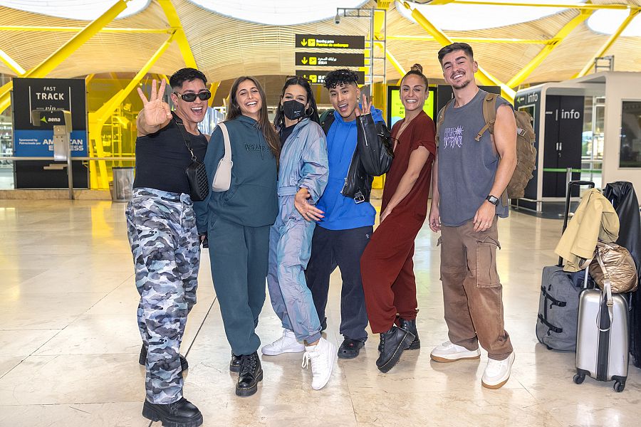 Chanel y su cuerpo de baile en el aeropuerto de Madrid