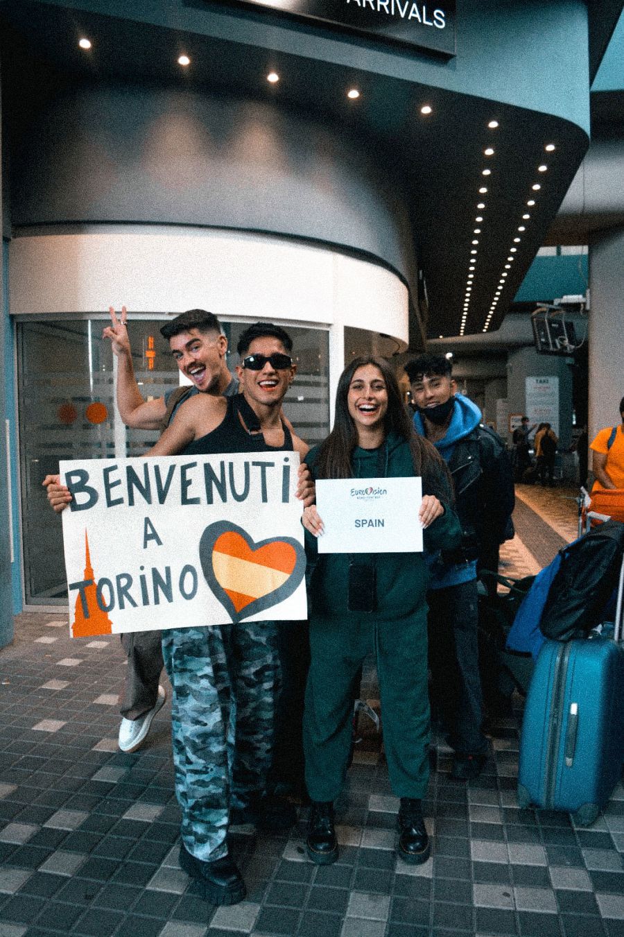 Pol Soto, Exon Arcos, María Pérez y Josh Huerta en el aeropuerto de Turín