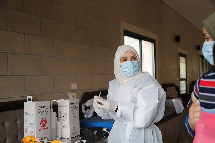 El equipo de Médicos Sin Fronteras vacuna a los niños de Wadi Khaled