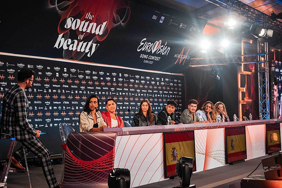 Chanel, su equipo de baile y Eva Mora durante la rueda de prensa en Eurovisión 2022