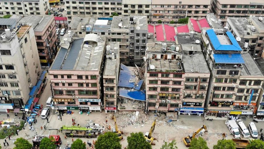 Vista del edificio derrumbado en la provincia central china de Hunan, en China. 