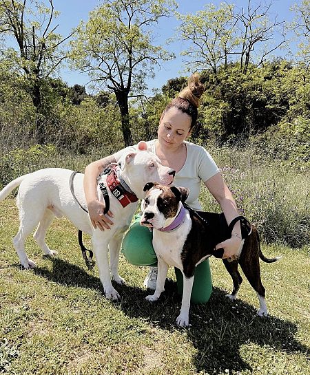 Raquel, junto con Keyra y Enzo.