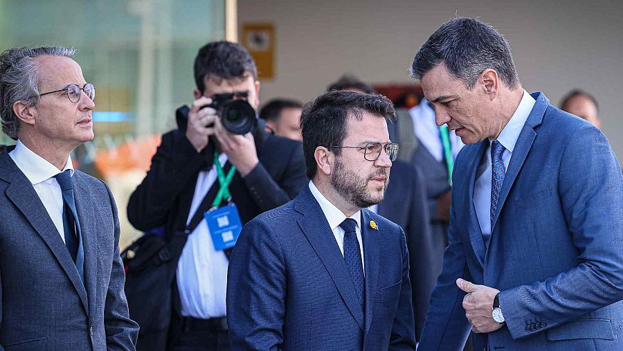Pedro Sánchez i Pere Aragonès conversen uns minuts abans de la clausura de les Jornades del Cercle d'Economia