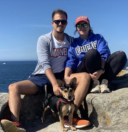 Lara y Sergio junto a su perro Robin. 