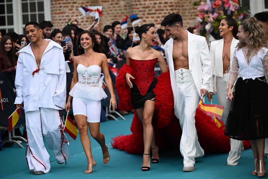 Chanel con sus bailarines en la inauguración de Eurovisión 2022