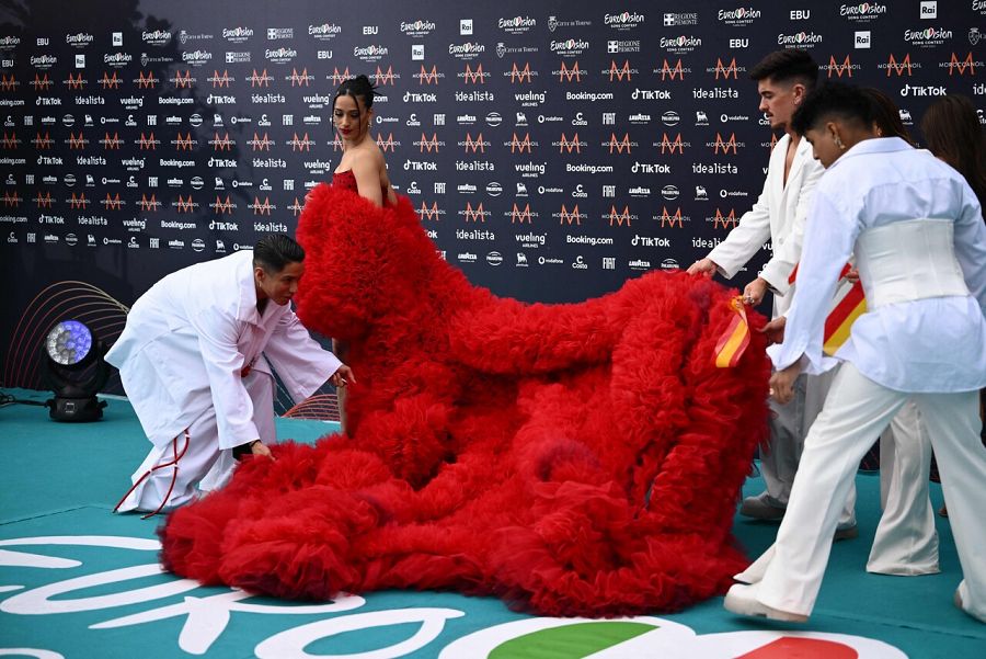 Chanel ha necesitado la ayuda de sus bailarines para colocar su larga cola de tul en la Opening Ceremony de Eurovisión 2022