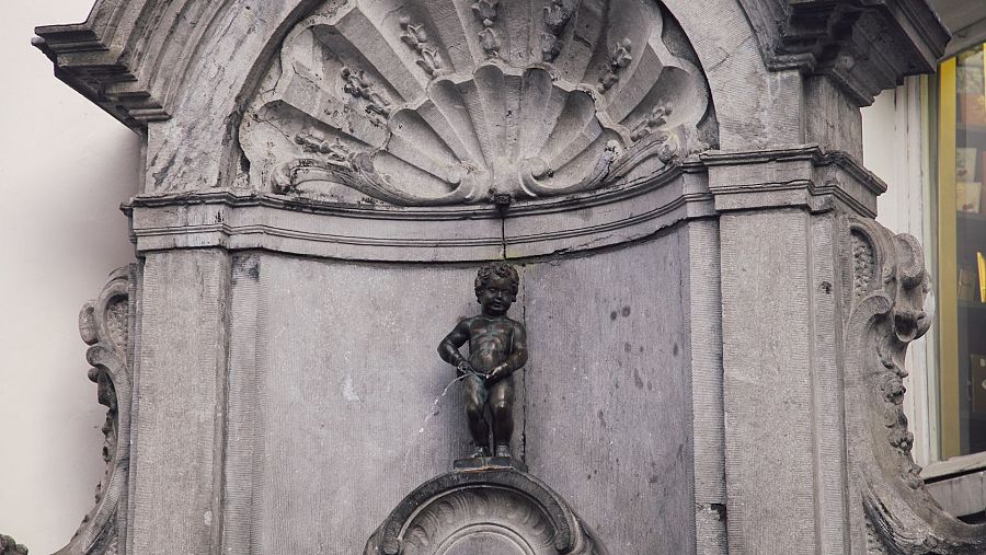 Manneken Pis es una estatua de bronce de 65.5 cm situada en el centro histórico