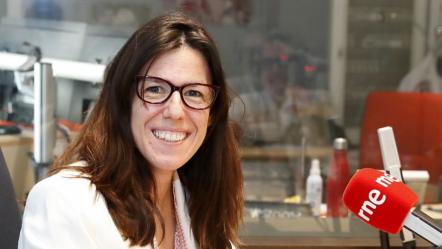 La científica Ana Vázquez en los estudios de RNE