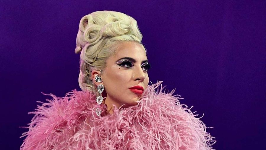 Lady Gaga con un traje de plumas rosa