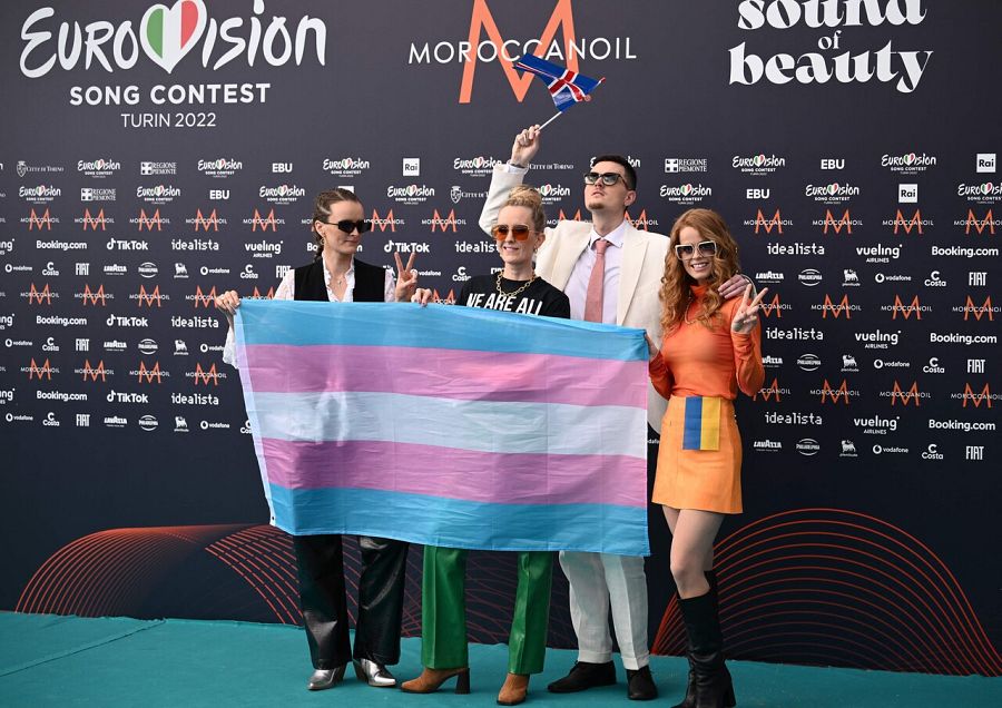Las Systur representan a Islandia en Eurovisión 2022 y durante la Opening Ceremony manifestaron abiertamente su apoyo a la comunidad trans con esta bandera. También lucieron la de Ucrania.