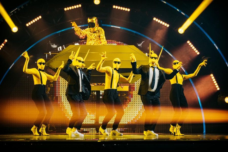 Los representantes de Noruega se presentaron a los ensayos disfrazados de lobos amarillos que vienen del espacio exterior. Sus bailarinas también tienen las caras tapadas y además cuentan con un dj vestido con un traje de astronauta dorado.