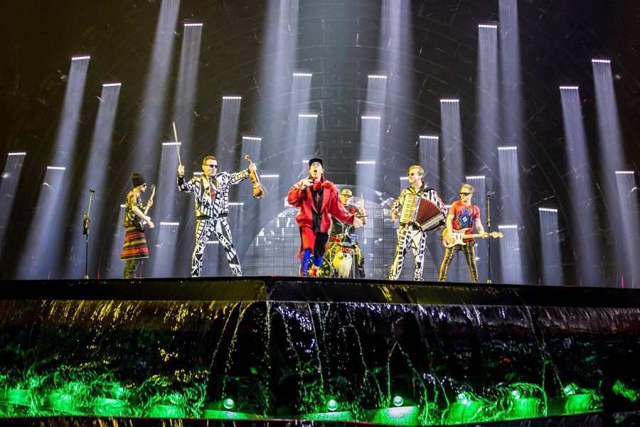 En los ensayos se pudo ver a los moldavos luciendo un vestuario de lo más colorido. Los trajes en blanco y negro de los violinistas contrastan con la colorida ropa de la banda de rock, quienes lucen los colores de la bandera de Moldavia.