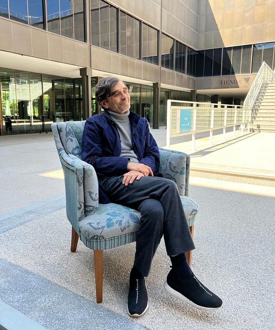 El diseñador gallego lleva dos años sin viajar y conceder entrevistas, reaparece en exclusiva para Flash Moda