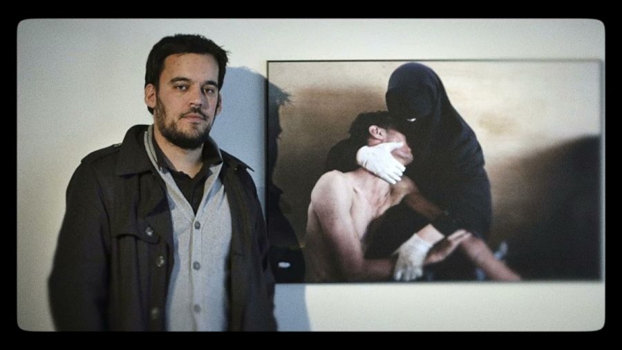 Samuel Aranda junto a la foto guanadora del World Press Photo 2012