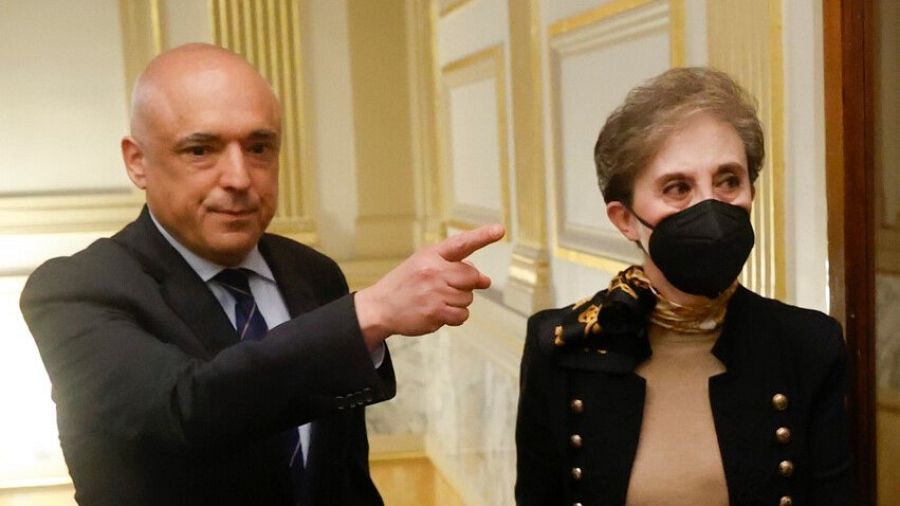 La directora del CNI, Paz Esteban, acompanyada del secretari d'Estat de Relacions amb les Cortss, Rafael Simancas