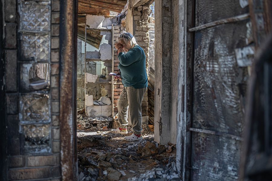 Halyna regresa a su hogar destruido durante la ocupación rusa, en Bucha