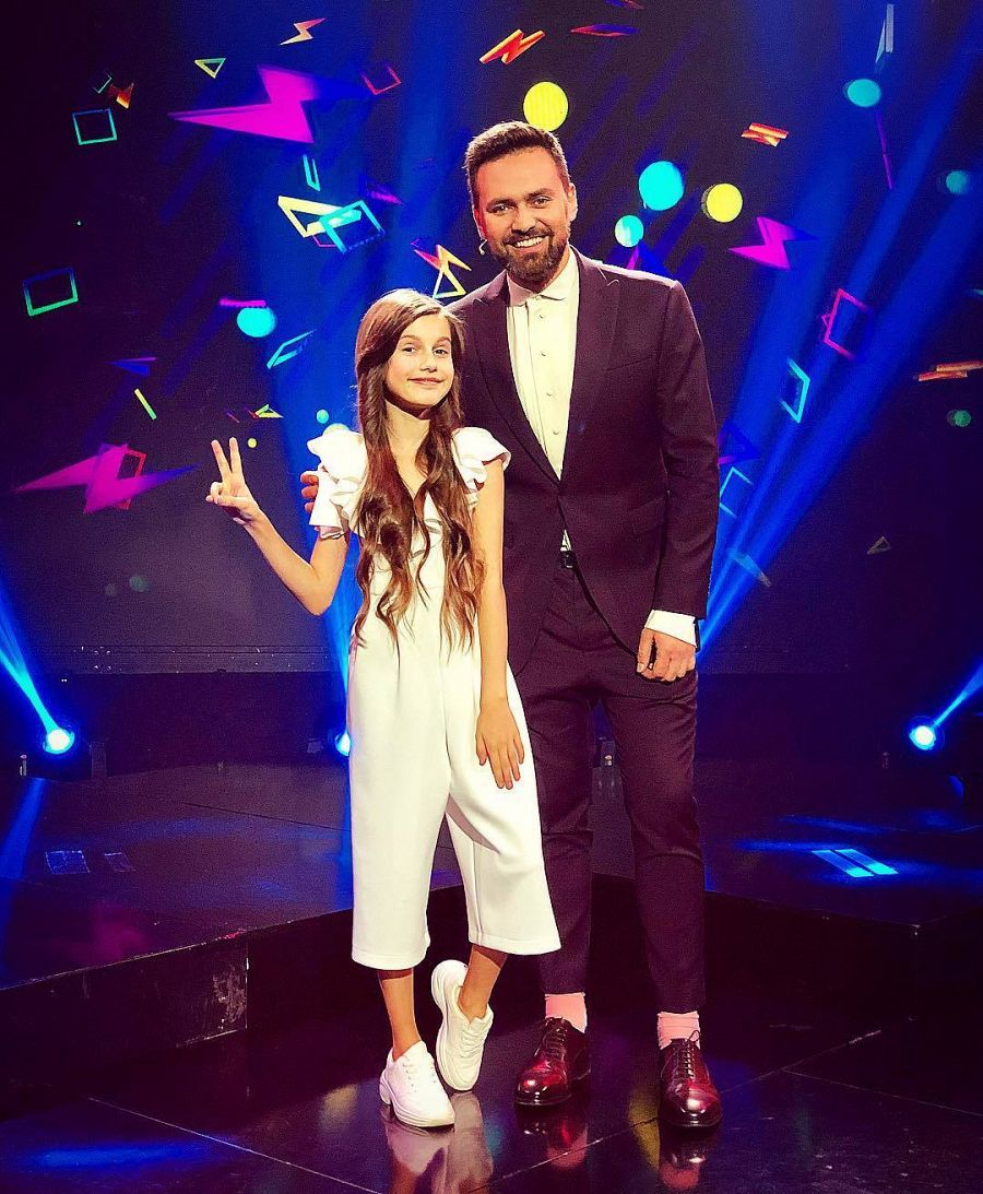 Timur Miroshnychenko junto a la candidata de Ucrania para Eurovisión Junior 2018