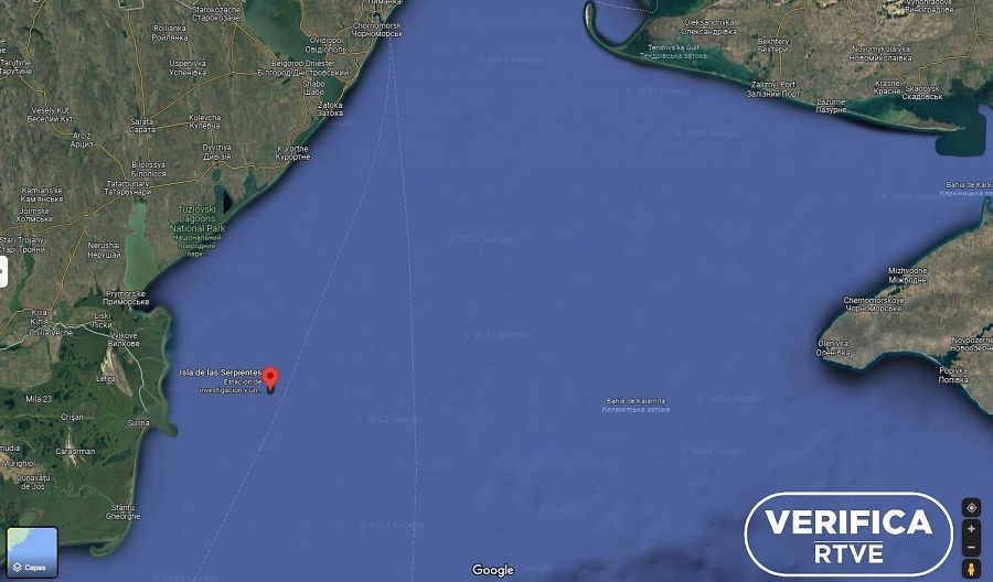 La isla de las Serpientes señalada con un icono rojo en el mar Negro en un mapa de Google, acompañada por el sello blanco de VerificaRTVE