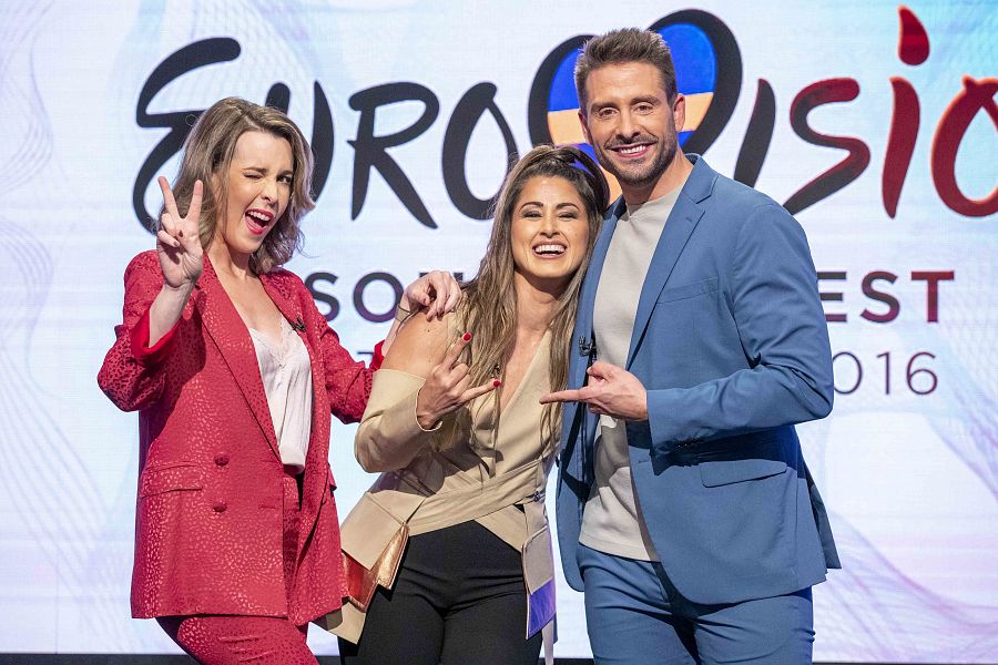 Barei con Ana Ibáñez y Àngel Pons en el plató especial Eurovisión de España Directo