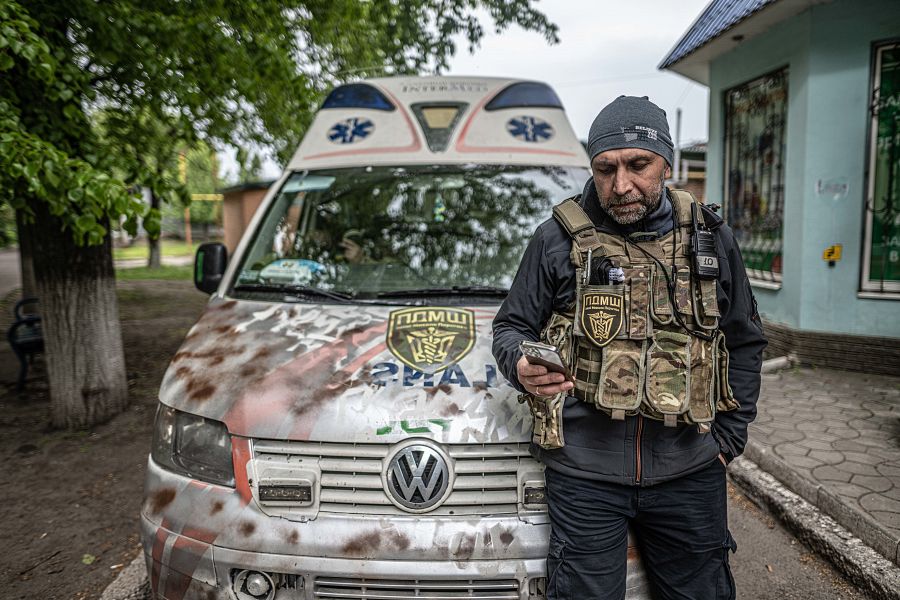 Un paramédico conduce una ambulancia con un soldado herido en Sloviansk, al este de Ucrania