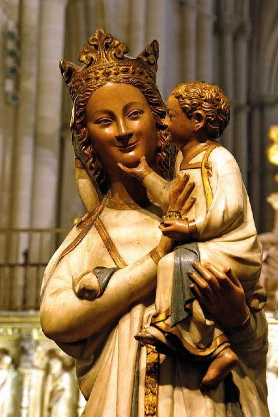 La Virgen Blanca de la Catedral de Toledo es de estilo gótico, realizada en el sigle XIV, muy emotiva por la expresión de su rostro