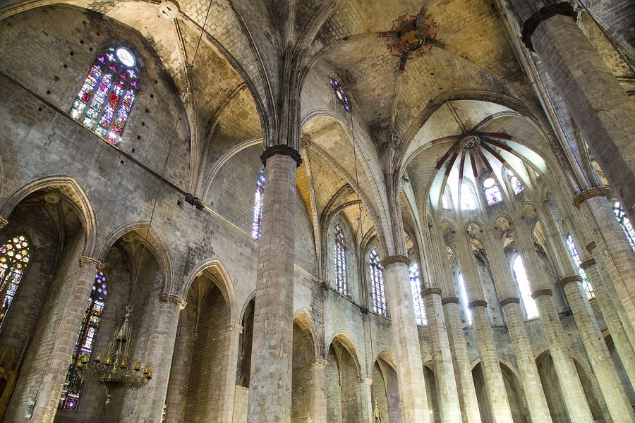 En el barrio de Ribera de Barcelona se alza Santa Maria del Mar, construida en un tiempo récord, solo 54 años, entre 1329 y 1383