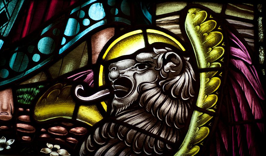 Vidriera gótica de cristal pintado y soldada con plomo, que representa a San Marcos evangelista, como un león con alas