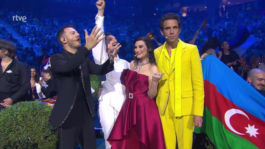 El cantante de Israel Michael Ben David se ha saltado todos los protocolos y se ha colocado junto a los presentadores de Eurovisión.