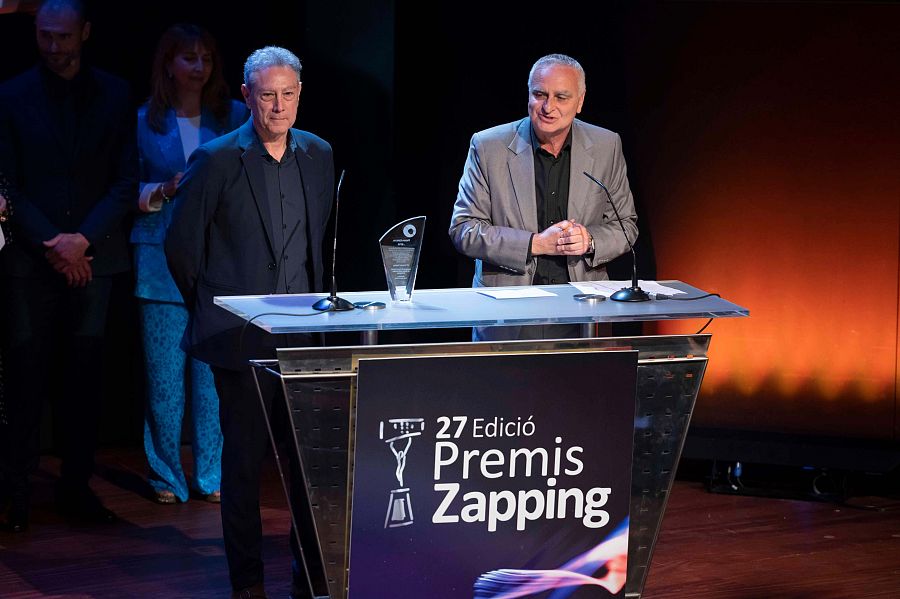 Arturo Morales i Samuel Martín a sobre de l'escenari amb el premi donant agraïments