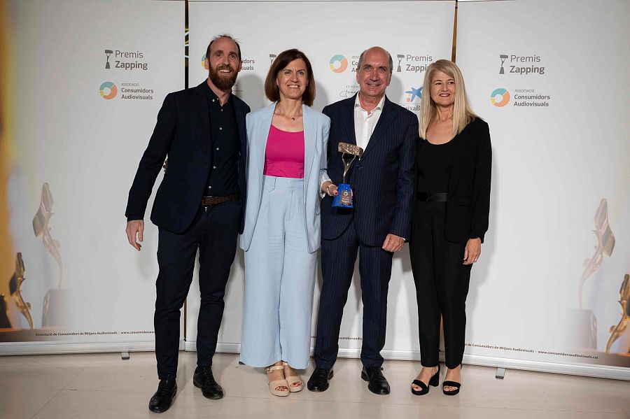 Eduardo Sáenz de Cabezón, Urbana Gil, Javier González i Blanca Baena al photocall amb el premi