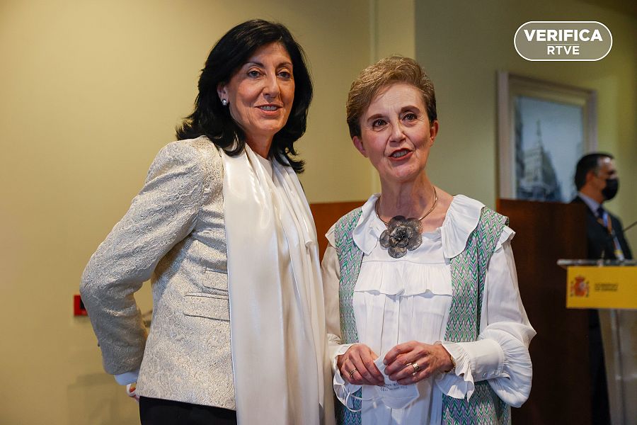 La nueva directora del CNI, Esperanza Casteleiro, junto a la directora cesada, Paz Esteban, con el sello blanco de VerificaRTVE