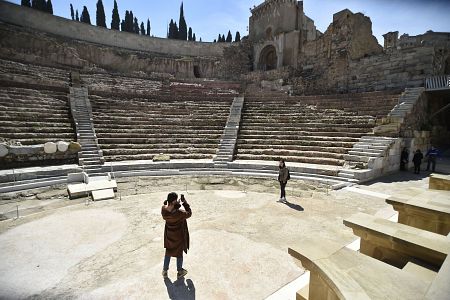 Varias personas visitan el Teatro Romano de Cartagena, en Murcia