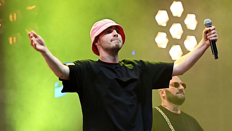 Oleg, vocalista de Kalush Orchestra, durante un concierto en el Eurovillage de Turín