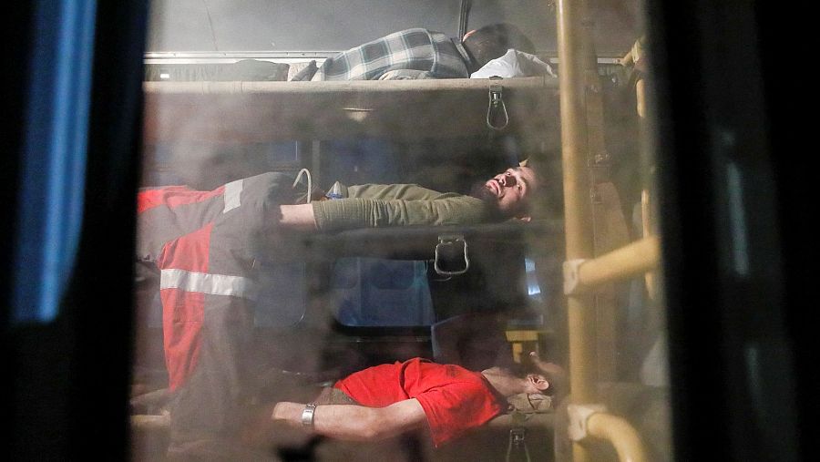 Un autobús traslada a los soldados ucranianos heridos evacuados de la planta de Azovstal