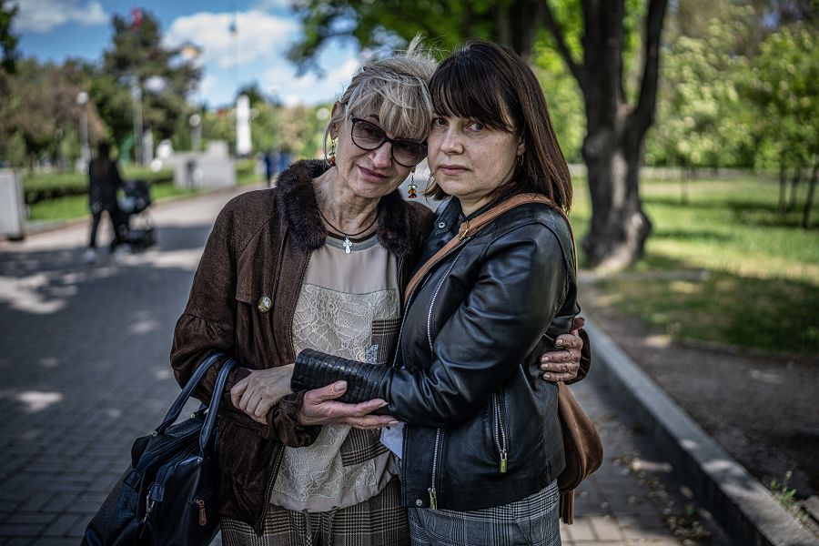Olga y Olena se abrazan en un parque de Zaporiyia, las mujeres y madres de los militares de la acería de Azovstal se han organizado para exigir una solución tras tres meses de asedio