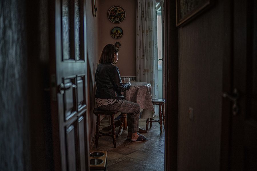 Olena sentada en la cocina de la casa de su hija en Zaporiyia