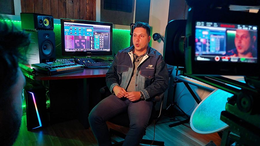 El equipo de RTVE durante la entrevista a uno de los compradores de terrenos digitales.