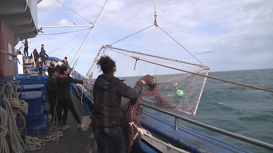 Pescando basura en el Cantábrico desde un barco.