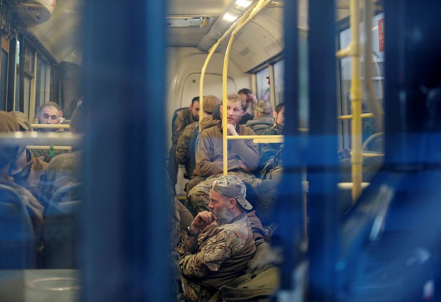 Siete autobuses con militares evacuados de Azovstal bajo control ruso