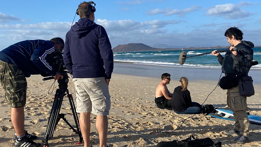 El equipo de RTVE viajó a Fuerteventura y acompañó a Arres en uno de sus hobbys, el surf.