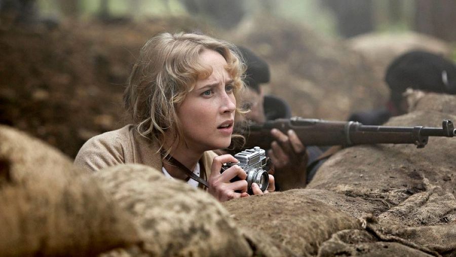 ingrid García Jonsson hace de fotógrafa de guerra en 'Guernika'