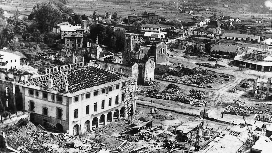 Fotografía de archivo tomada en 1940 de la ciudad vizcaína de Gernika en el inicio de su reconstrucción tras ser bombardeada por el bando nacional (EFE)