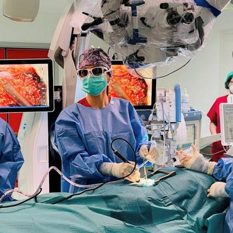 La neurocirujana Gandía durante una intervención de columna.