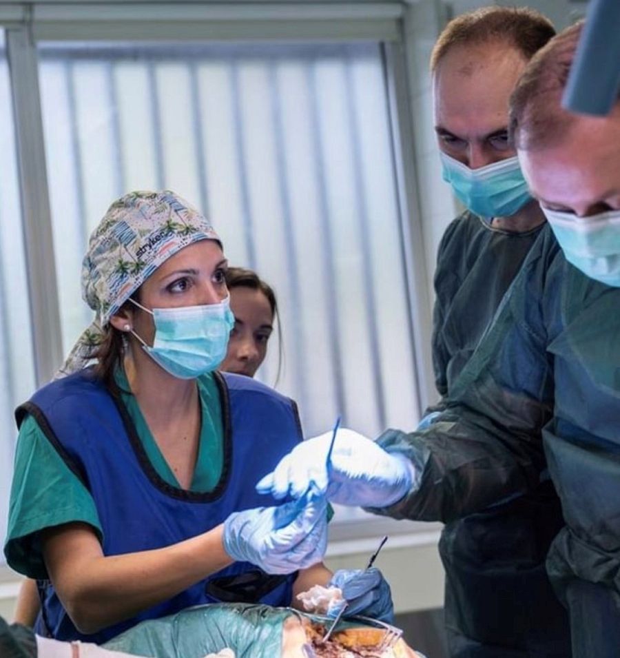 La doctora Gandía durante una intervención de columna